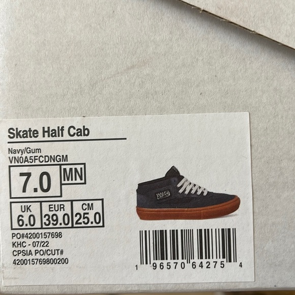 Vans Men’s Skate Half Cab
Navy/Gum
VN0A5FCDNGM
Sneakers - Picture 16 of 16